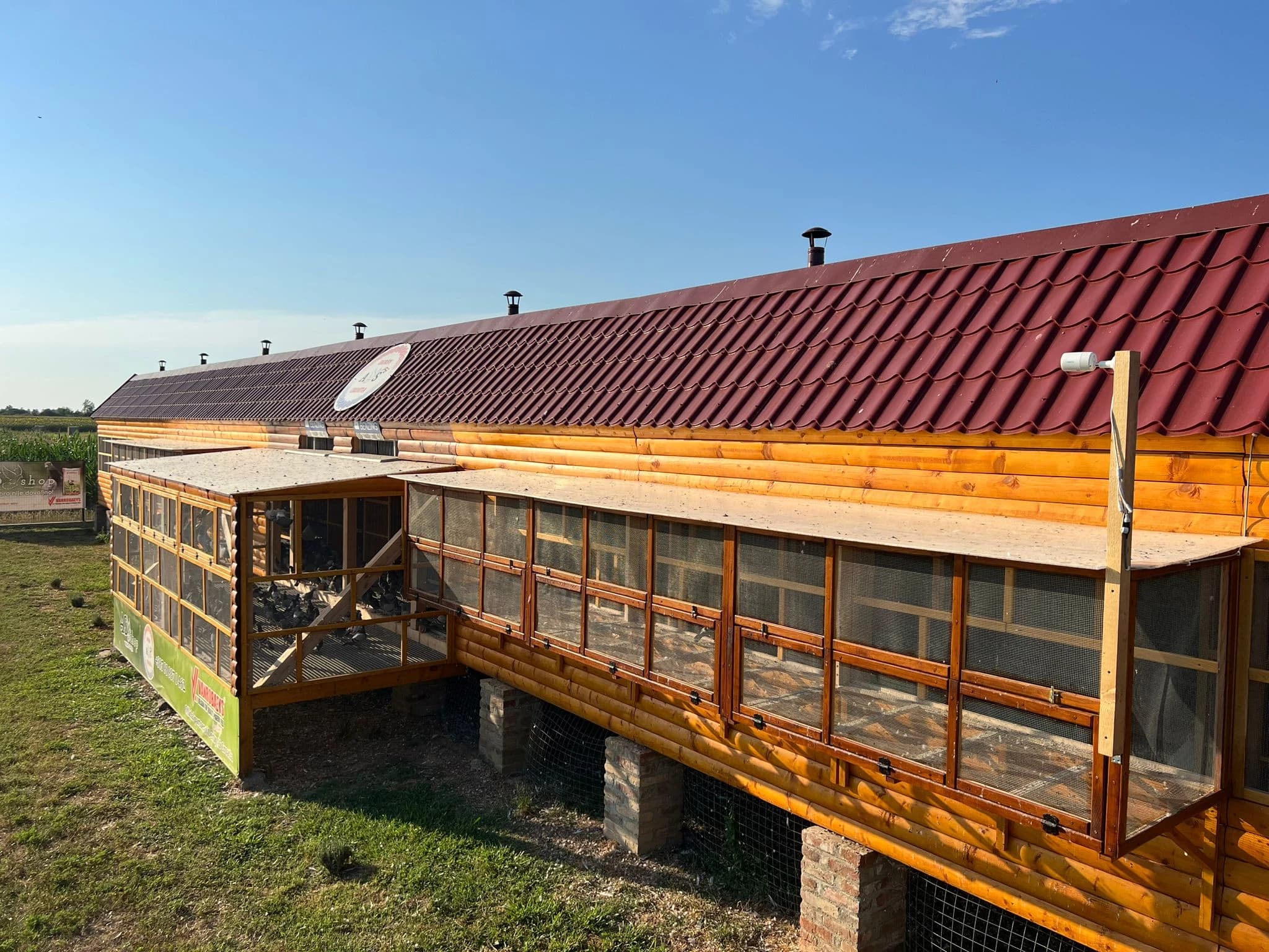 Golubinjak Derby AS kampa s volijerama, pogled odozgo